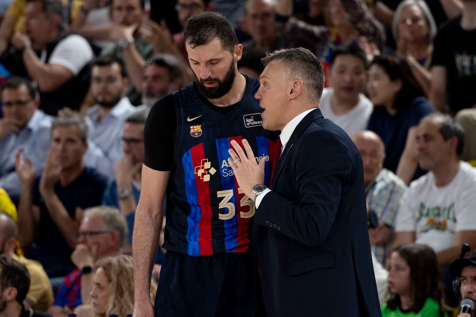 Jasikevicius da instrucciones a Mirotic en el partido ante el Valencia Basket