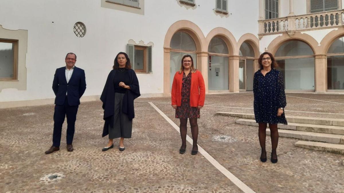 A la izq., el busto de Augusto; a la dcha., las autoridades ayer en el museo.