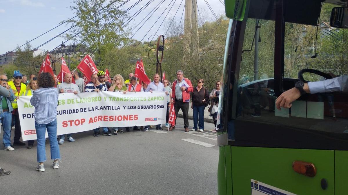 Corte de carretera en Sama, la pasada primavera, protagonizado por los conductores en huelga.