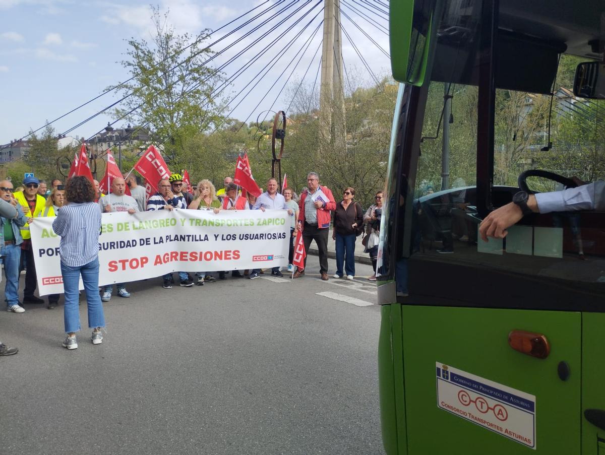Corte de carretera en Sama protagonizado por los conductores en huelga.