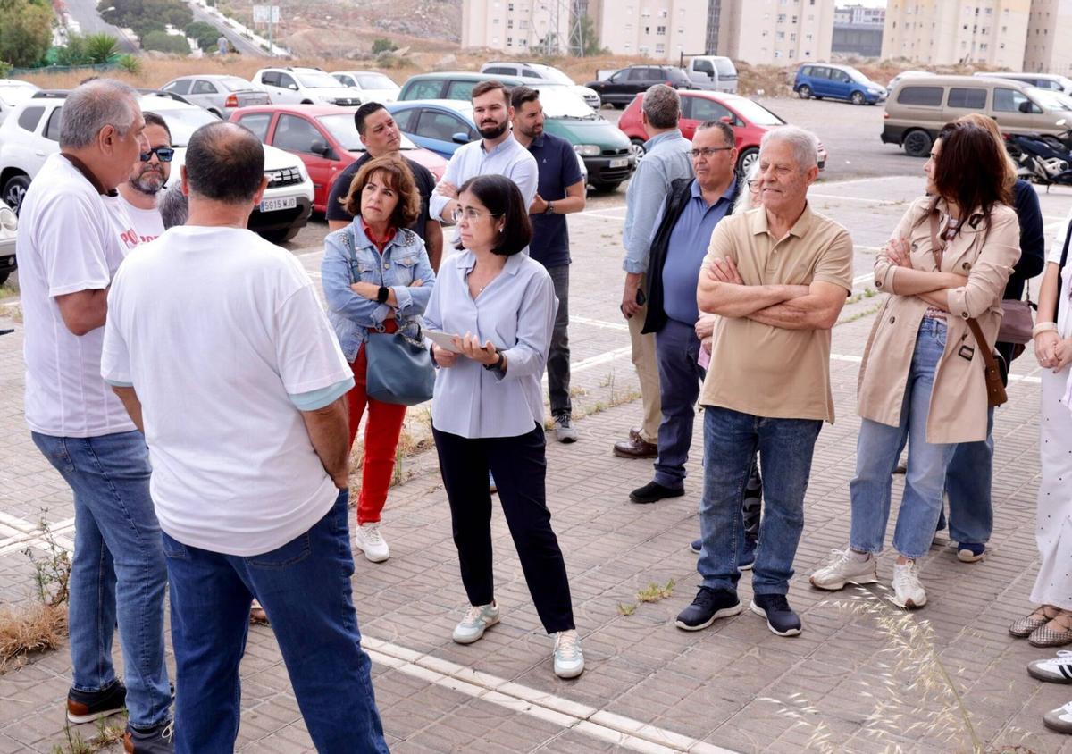 La alcaldesa, Carolina Darias, durante la visita al Barrio Atlántico.