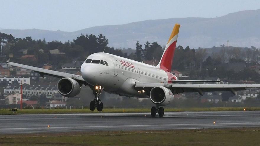 Un avión de Iberia despega del aeropuerto de Alvedro. |   // CARLOS PARDELLAS