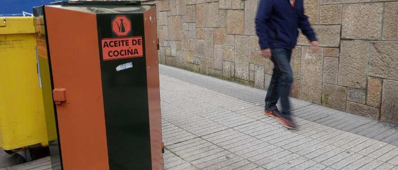 Un contenedor de aceites usados en una calle de Vilagarcía. // Noé Parga