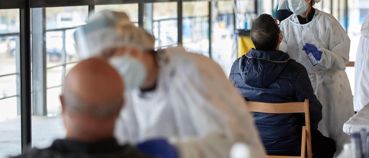 Imagen de dos enfermeras realizando pruebas PCR en Cataluña.