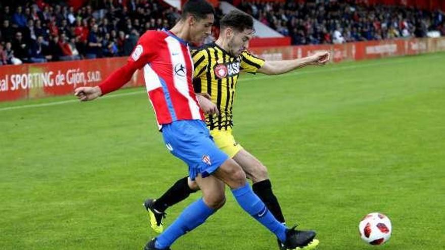 Pablo Fernández pugna por el balón con un futbolista del Barakaldo.