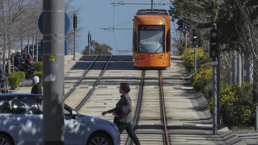 Herido un hombre de 52 años al ser atropellado por un tranvía en Alicante