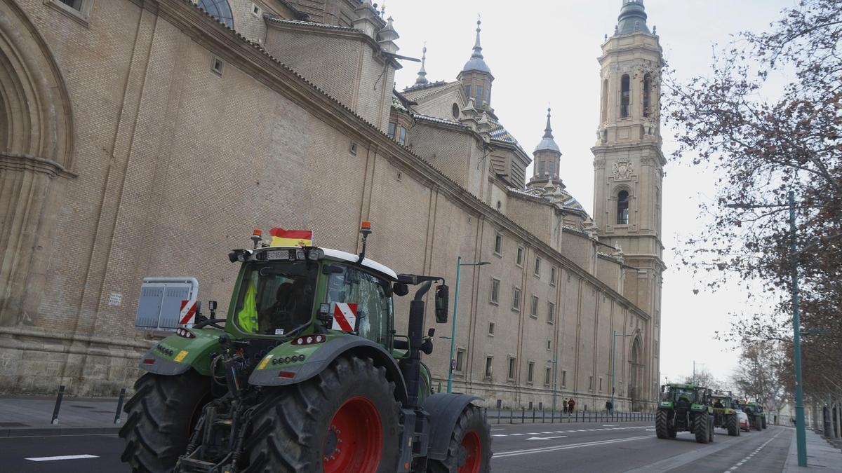La columna de tractores que bloqueó ayer el centro de la capital aragonesa.