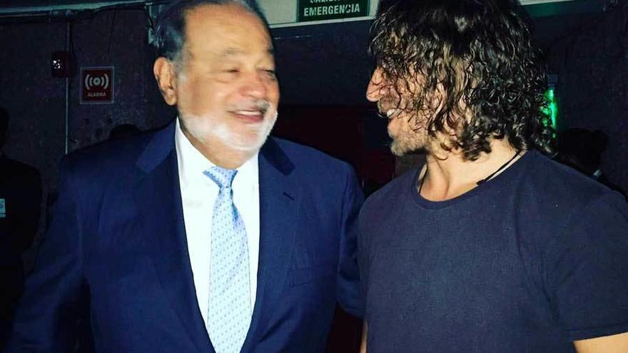 Carlos Slim, con Carles Puyol.