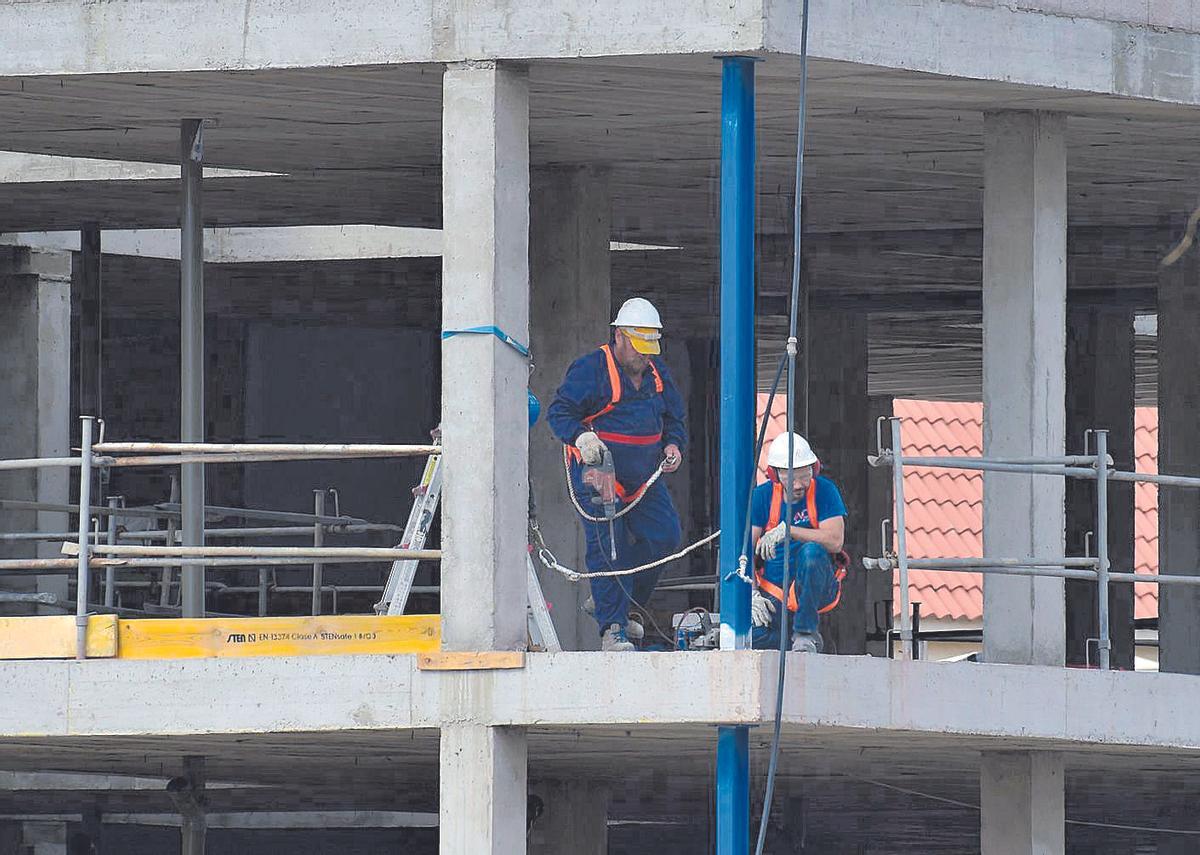 Dos obreros en la construcción de un edificio de viviendas en la capital grancanaria.