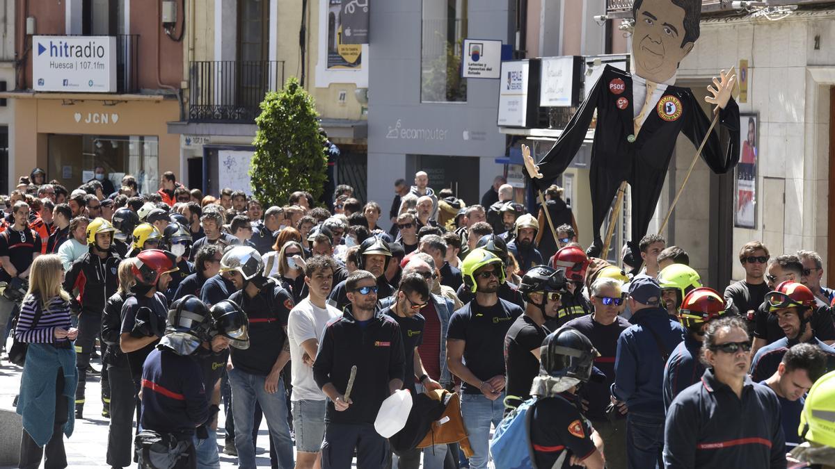 Alrededor de 200 bomberos han recorrido esta mañana las calles de Huesca.