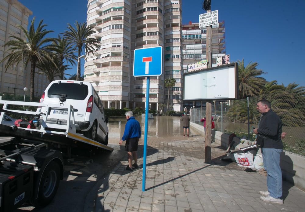 Tres edificios de la playa de San Juan siguen anegados y 120 viviendas sin luz ni agua