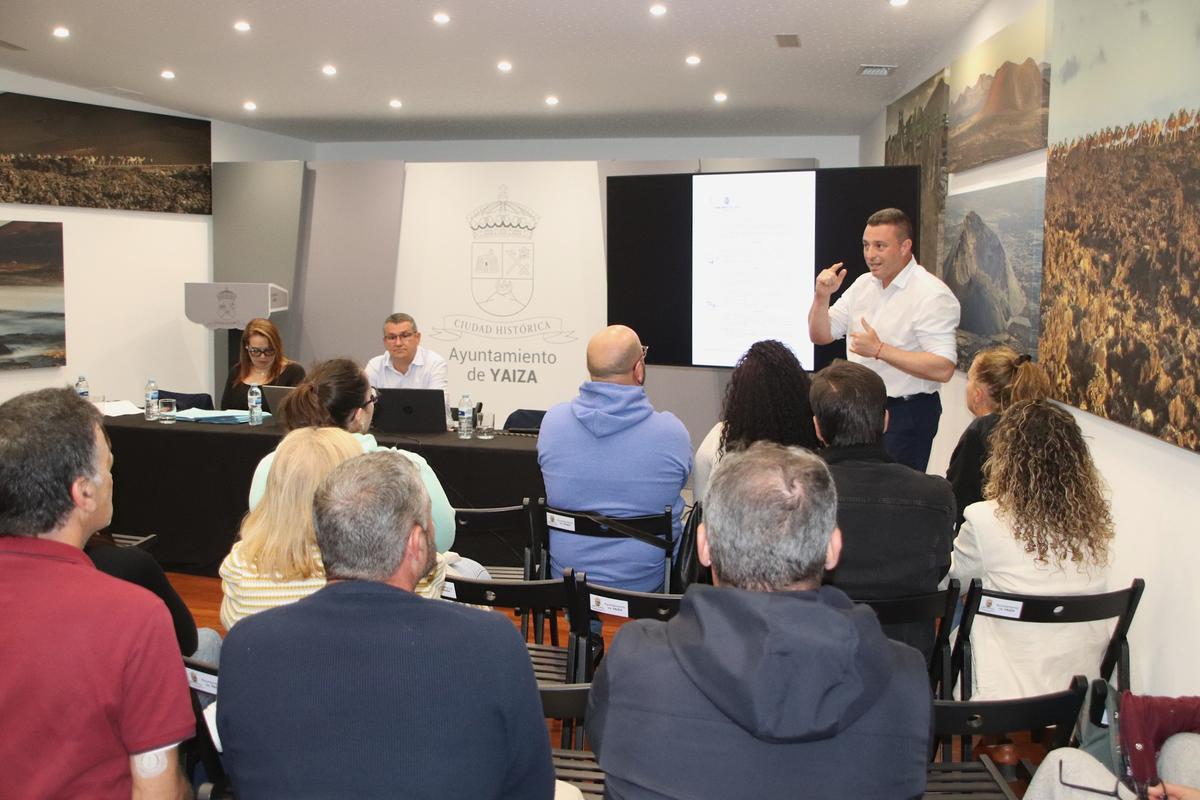 Reunión de técnicos y el alcalde de Yaiza, Óscar Noda, con los vecinos de Uga, sobre el muro de la familia Acuña en el recinto ferial de Uga.