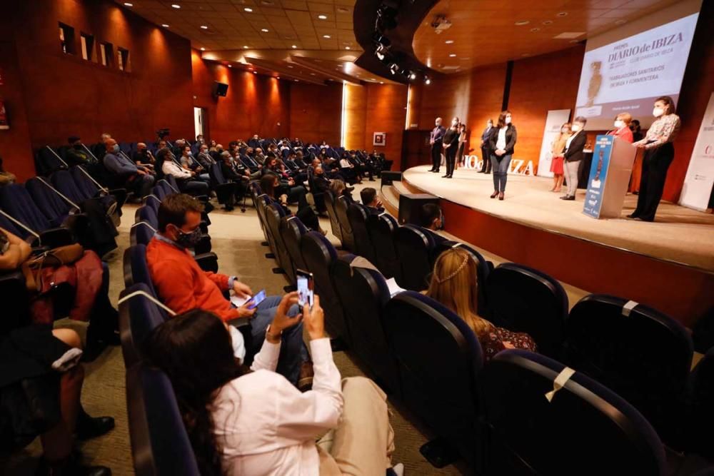 Un momento de la gala con los trabajadores sanitarios en el escenario y la intervención de Asunción Pablos, coordinadora de medicina interna de la Policlínica Nuestra Señora del Rosario,