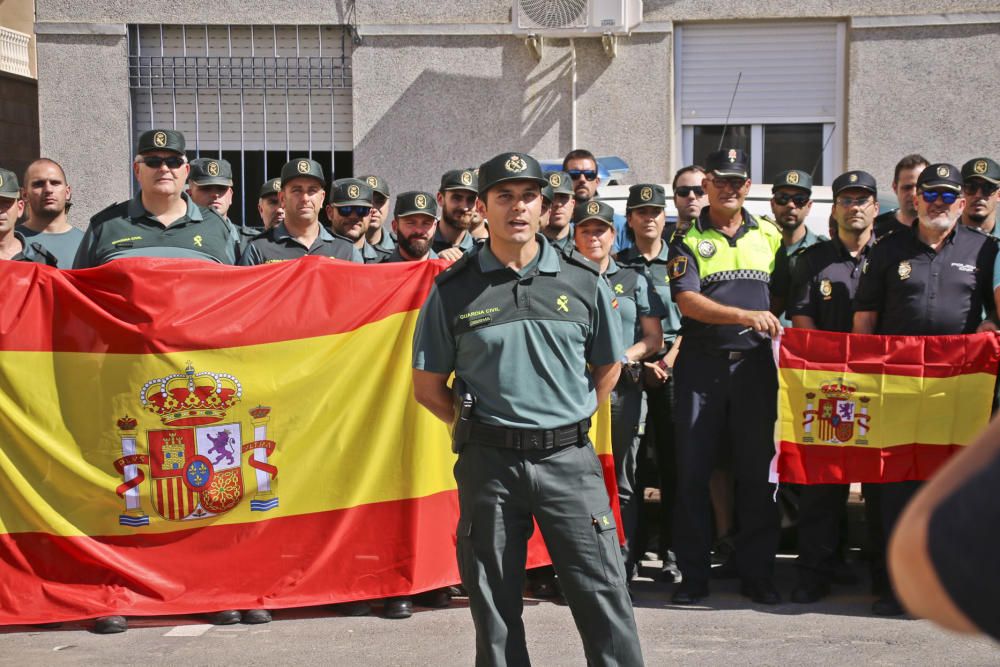 La Guardia Civil, agentes de la Policía Nacional y Local de Torrevieja protagonizaron una concentración de apoyo a la labor de las Fuerzas de Seguridad del Estado en Cataluña