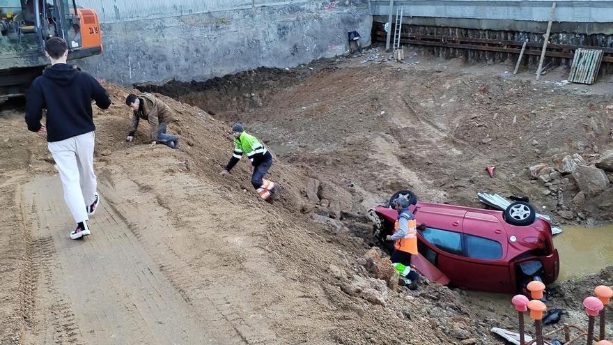 Un coche se estrella en un foso de una obra en Riazor tras huir de un accidente