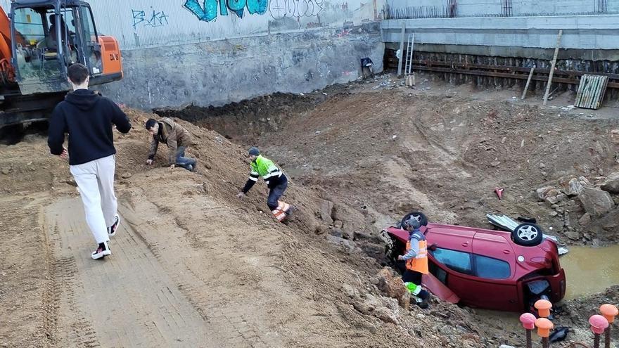 Un coche cae a un foso de una obra en Riazor, en A Coruña