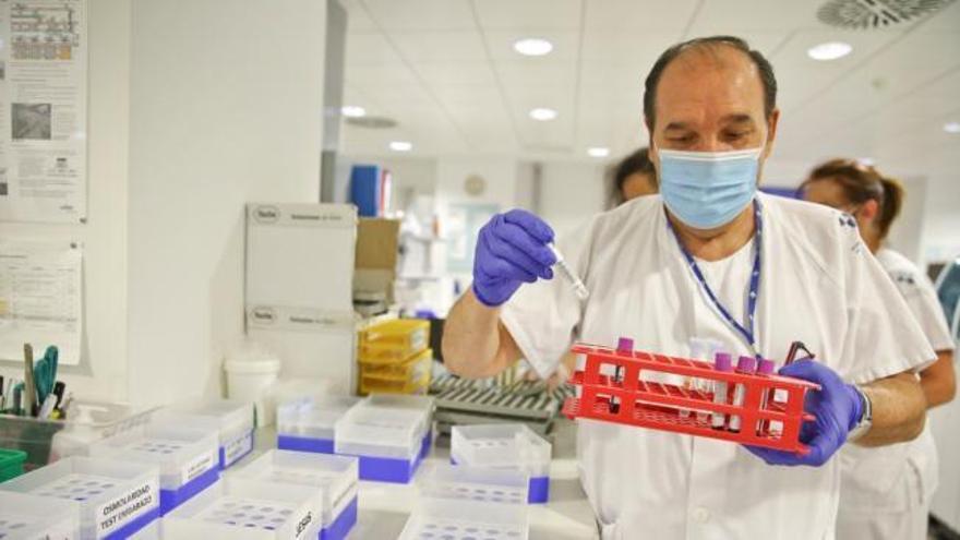 Siete millones de pruebas al año: así trabaja el Laboratorio de Medicina del HUCA