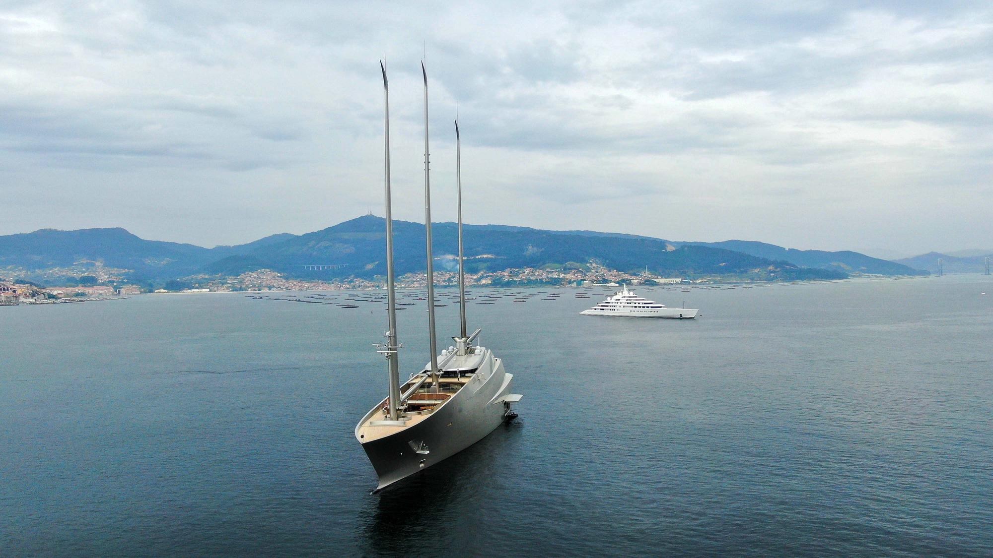 Duelo de esloras en la ría de vigo