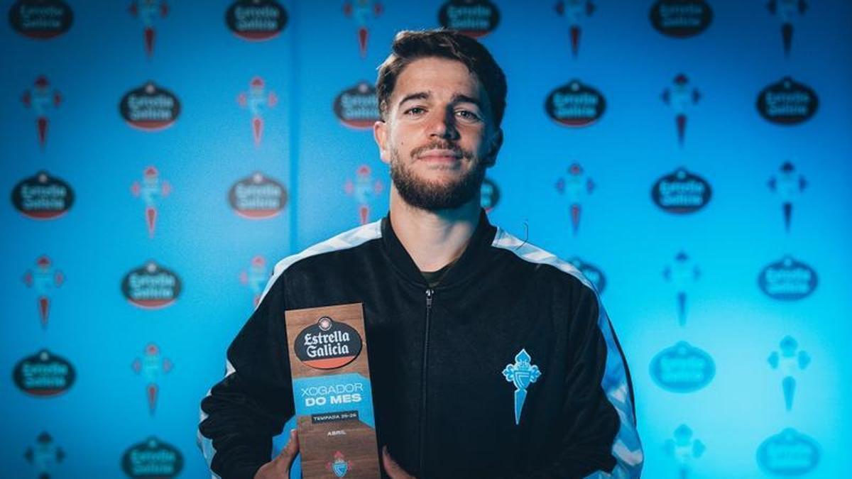 Sergio Carreira sotiene el Premio Estrella Galicia al mejor jugador del Celta en el mes de abril.