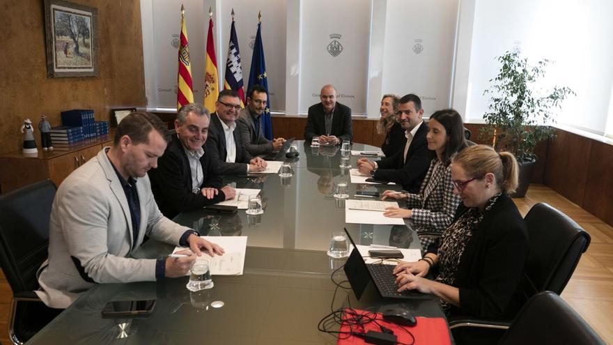 El presidente, Vicent Marí, y la consellera de Cooperación Municipal, María Fajarnés, con los alcaldes de la isla, salvo el de Sant Joan. | VICENT MARÍ
