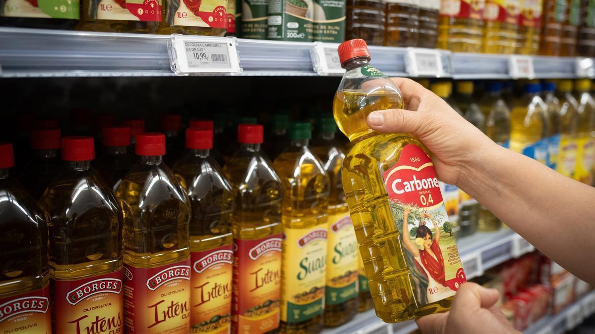 Una persona sostiene una botella de aceite, en Barcelona, Cataluña (España).