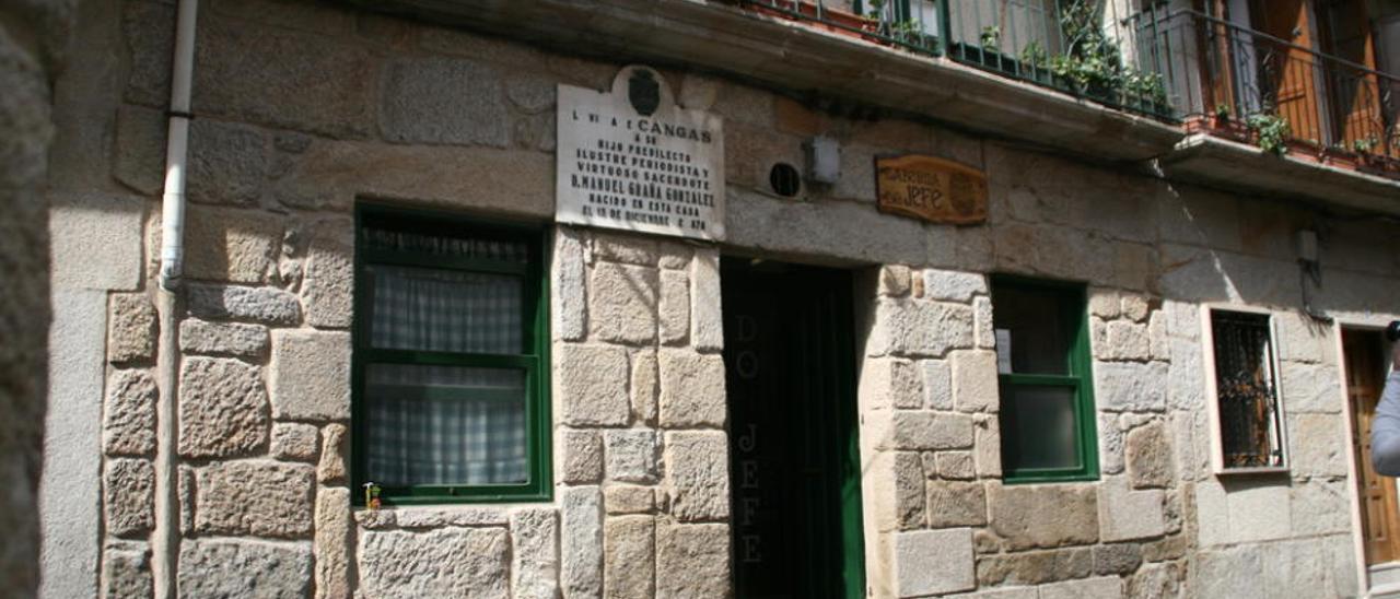 A rúa Manuel Graña, á altura da taberna O Jefe, coa placa da casa onde naceu . Foto de Andrés R. Lemos