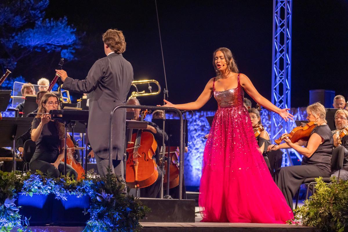 La soprano Nadine Sierra y Francesco Demuro actuando en la actuación de clausura del festival