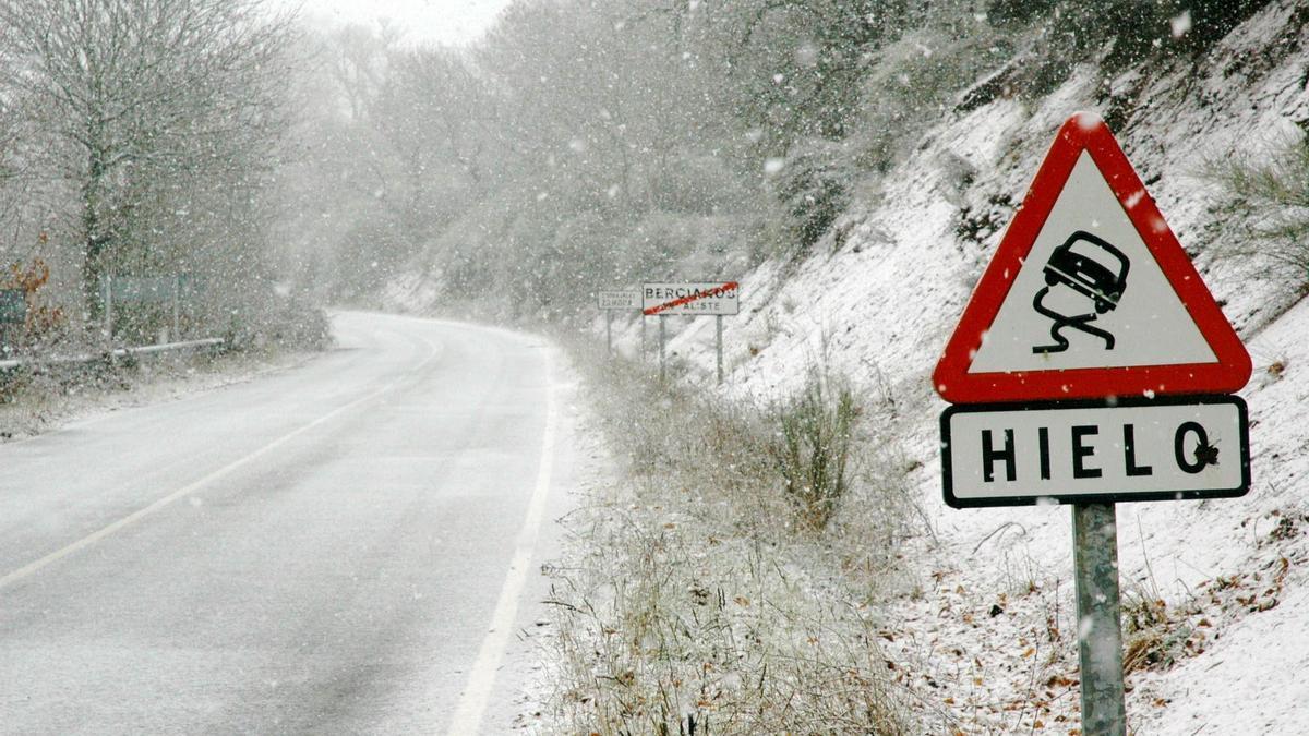 Imagen de archivo de un temporal de nieve en la travesía de Rabanales.