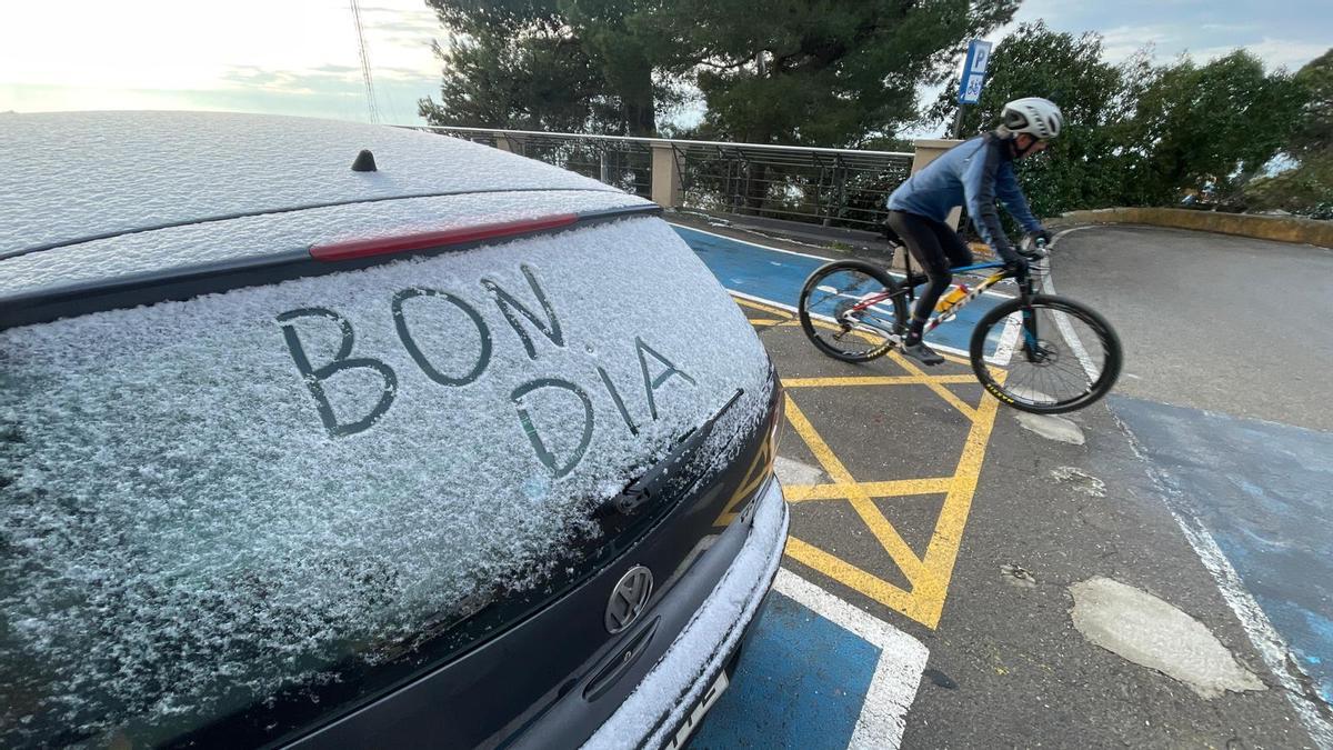 Nieve en los accesos al Tibidabo, en Collserola