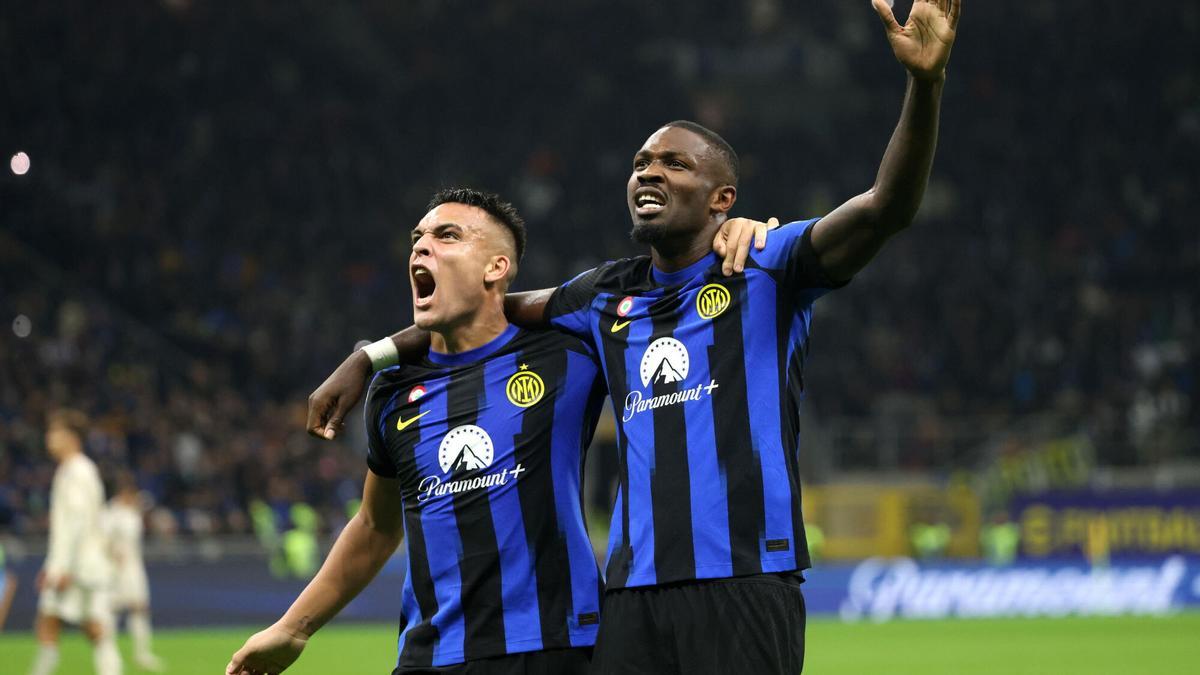 Lautaro Mart赤nez y Marcus Thuram celebran un gol del Inter