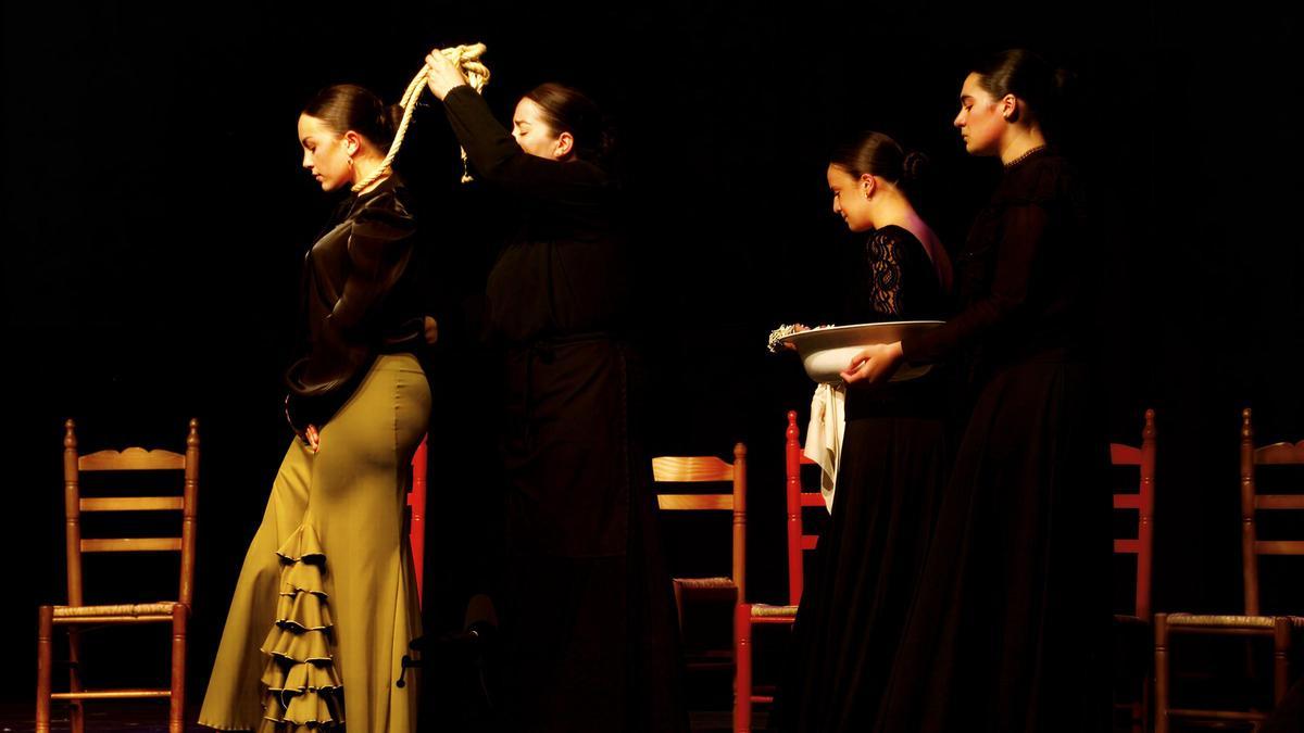 Representación de La Casa de Bernarda Alba a cargo del alumnado del taller de teatro
