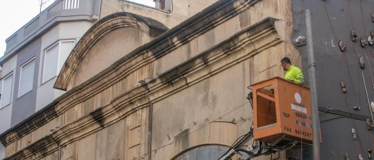 La parte superior de la fachada del antiguo inmueble de la plaza de la Constitución.