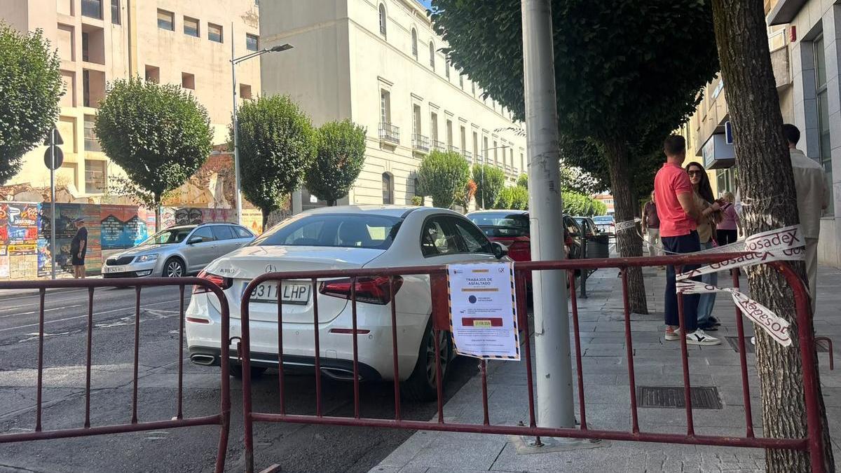 La empresa responsable del asfaltado ha avisado mediante cartelería a los vecinos y trabajadores de la calle Pedro de Valdivia de Badajoz de los trabajos que desarrollarán el lunes.