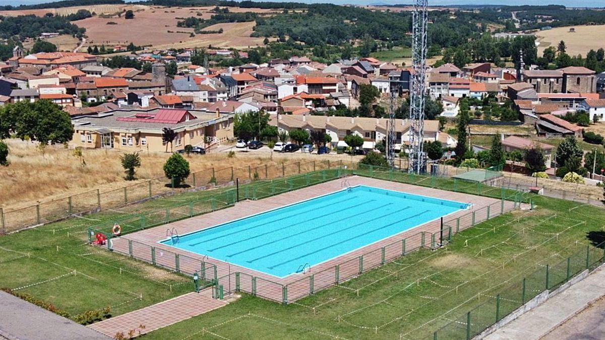 &quot;Parcelas&quot; en el césped de la piscina de Alcañices para garantizar las distancias de seguridad entre usuarios.