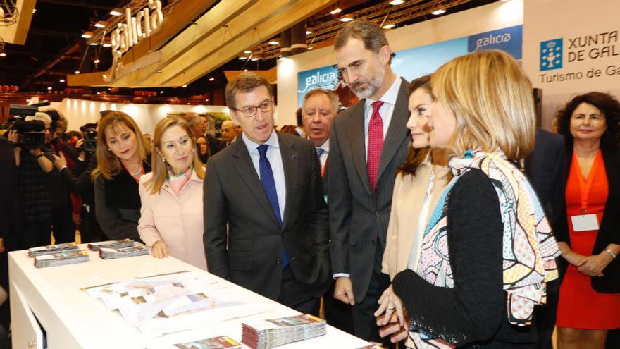 Los reyes de España con Feijóo y Ana Pastor en Fitur // Casa Real