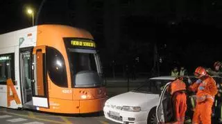 Cortada la Línea 1 del TRAM entre Cala Piteres y La Creueta tras caer un coche sobre la vía