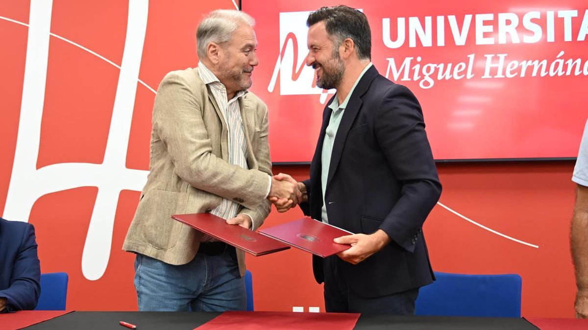 El rector de la UMH, Juanjo Ruiz, da la mano al alcalde, Pablo Ruz, tras firmar el convenio este martes en Elche