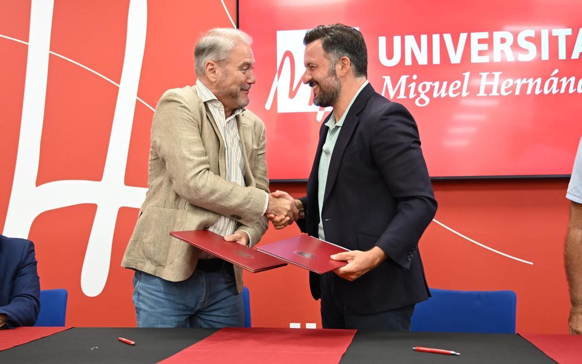 El rector de la UMH, Juanjo Ruiz, da la mano al alcalde, Pablo Ruz, tras firmar el convenio este martes en Elche