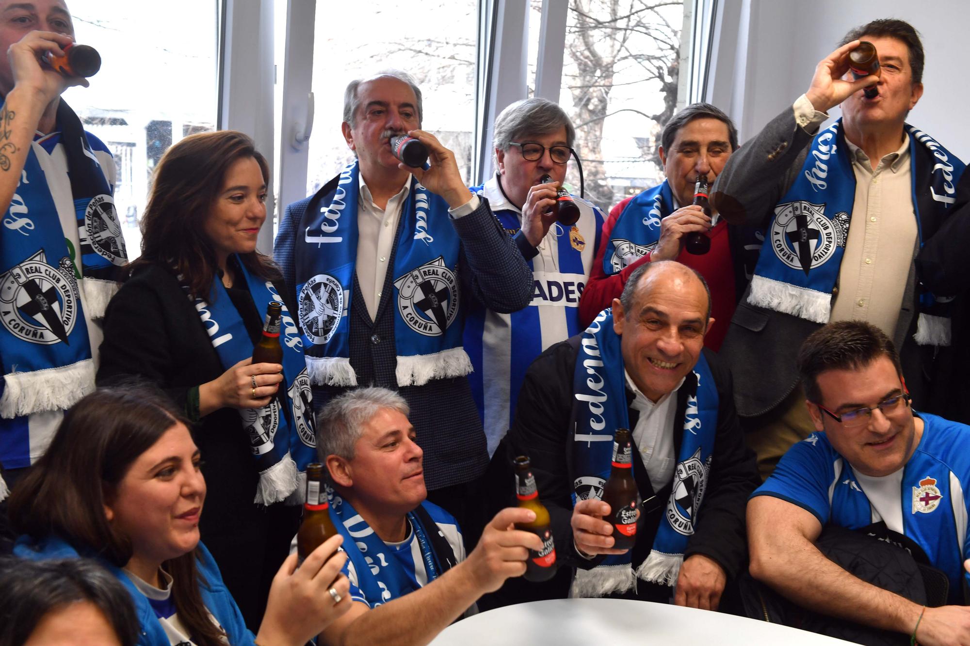 Inés Rey y Antonio Couceiro coinciden en la inauguración del nuevo de la Federación de Peñas Deportivistas en Riazor