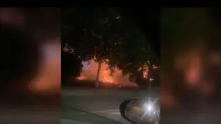 Un incendio amenaza con llegar a las viviendas de La Corchera en Mérida