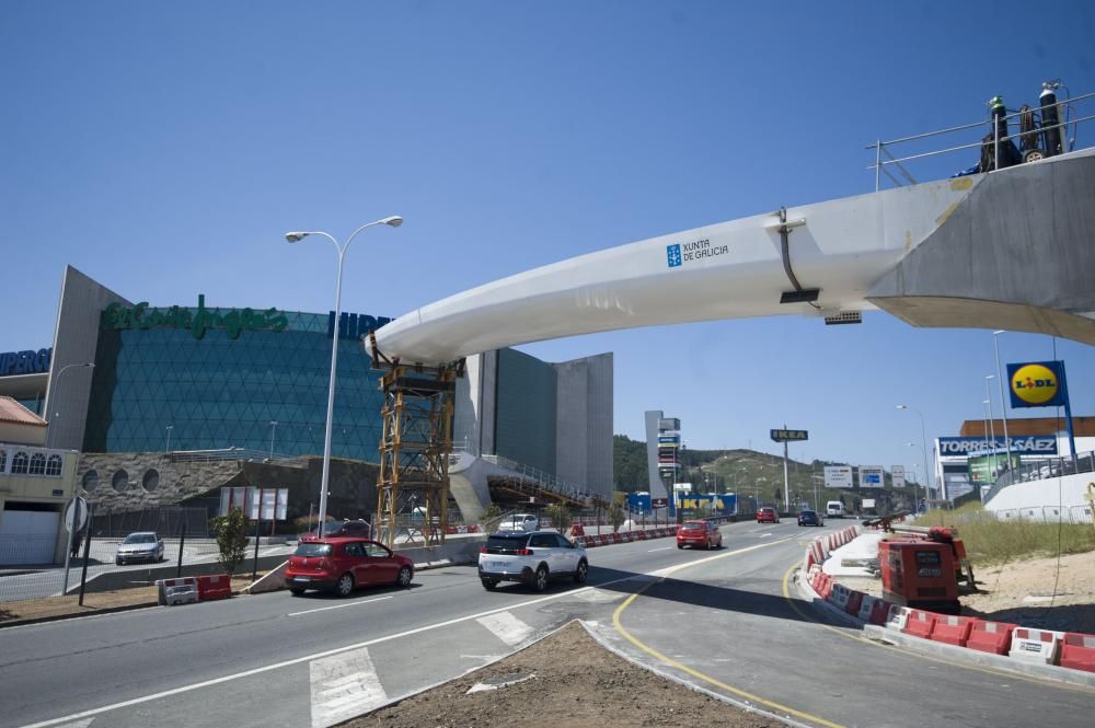 La estructura, de 200 metros de longitud,  se pondrá a disposición de los vecinos este verano para mejorar la movilidad y seguridad vial en el entorno.