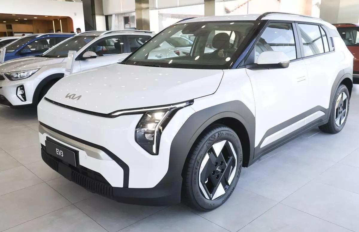 Un coche futurista, alegre y elegante, con líneas limpias y una silueta robusta