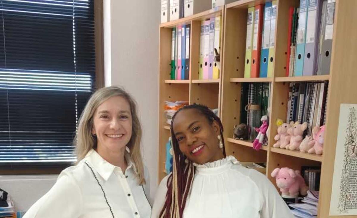 Ana Guitierrez (izq.) junto a Onyinyechukwu Ada Agina