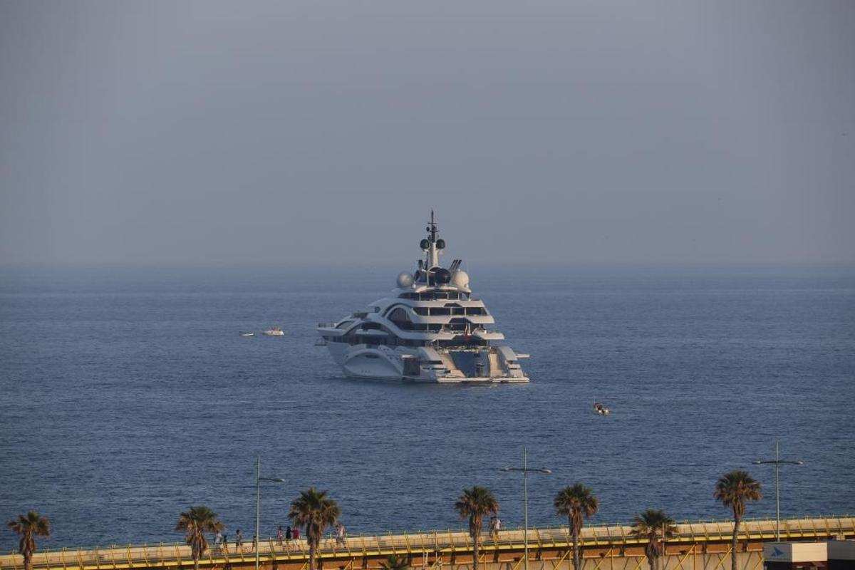 El megayate catarí "Al Lusail" fondea en aguas de Torrevieja. Cuenta con 123 metros de eslora, cuatro cubiertas, 55 tripulantes y 18 camarotes. Y es propiedad del emir de Catar.