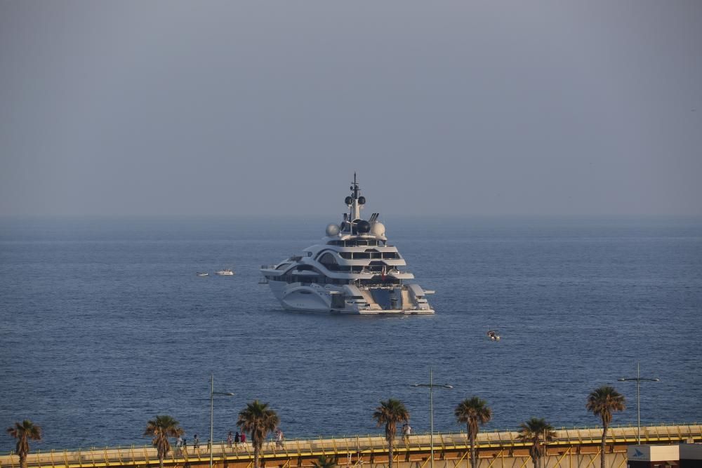 El megayate catarí "Al Lusail" fondea en aguas de Torrevieja. Cuenta con 123 metros de eslora, cuatro cubiertas, 55 tripulantes y 18 camarotes. Y es propiedad del emir de Catar.