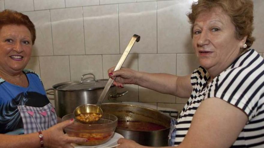 Las cocineras Leni Alperi y Mari Carmen Ruiz sirven la fabada.