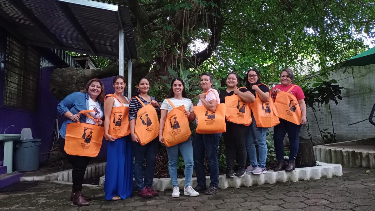 Sandra Parra, segunda por la izquierda, junto a mujeres salvadoreñas en uno de los talleres.