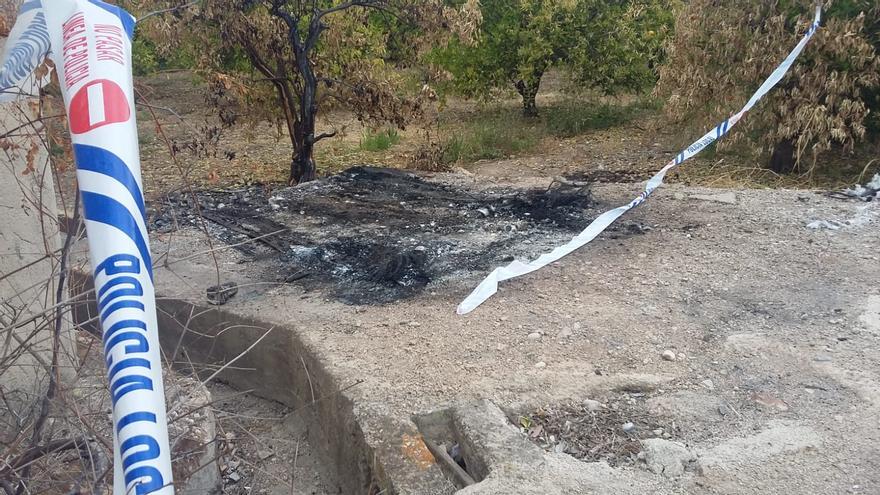 Investigan si un coche quemado en Bellreguard arrolló a un motorista y se dio a la fuga