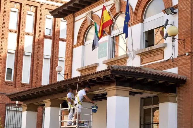 Siete colegios de Badajoz reciben actuaciones integrales dentro de la campaña municipal de verano