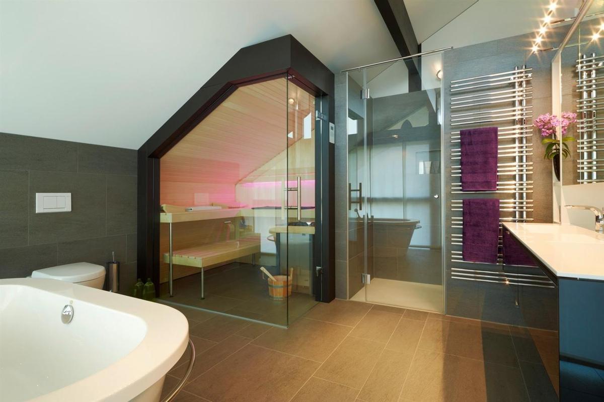 La casa prefabricada es de madera y cristal